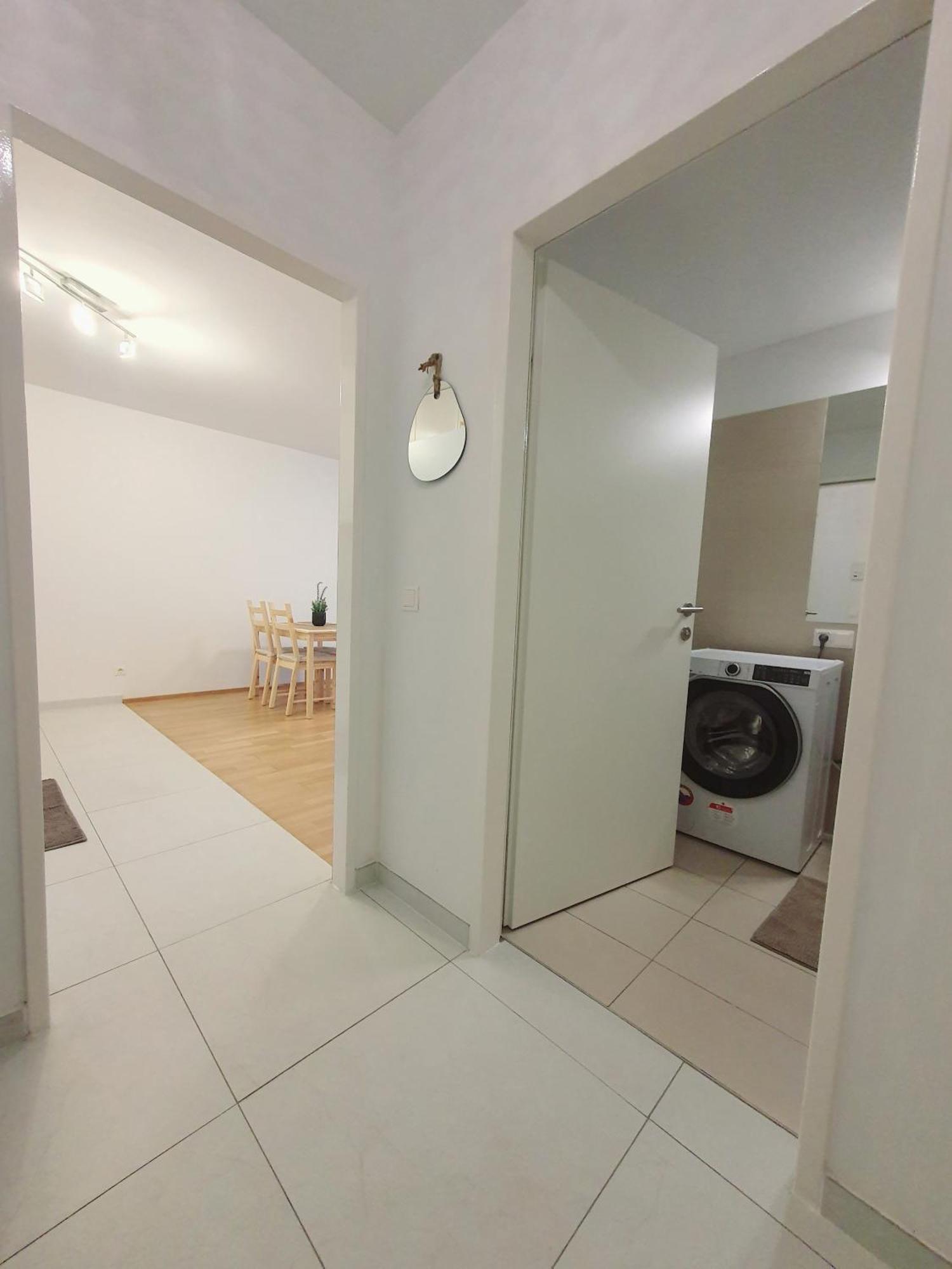 וינה Near Lake One Bedroom Cute Apartment מראה חיצוני תמונה
