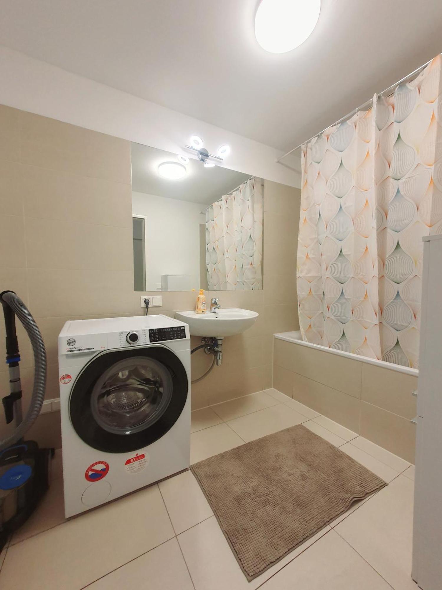 וינה Near Lake One Bedroom Cute Apartment מראה חיצוני תמונה